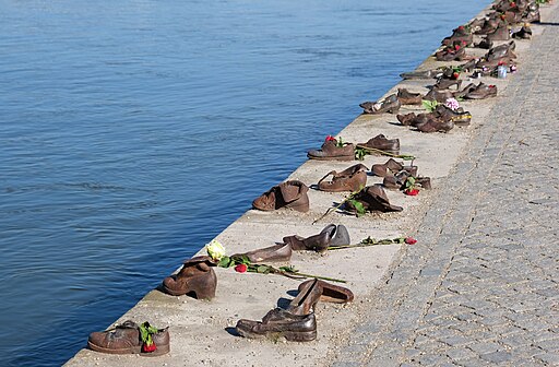 Shoes_on_the_Danube
