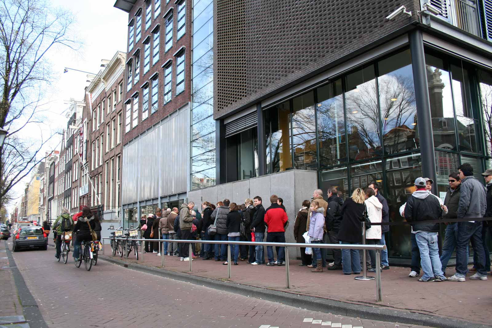 Queues at Anne Frank Museum Entrance – Prinsengracht 263
