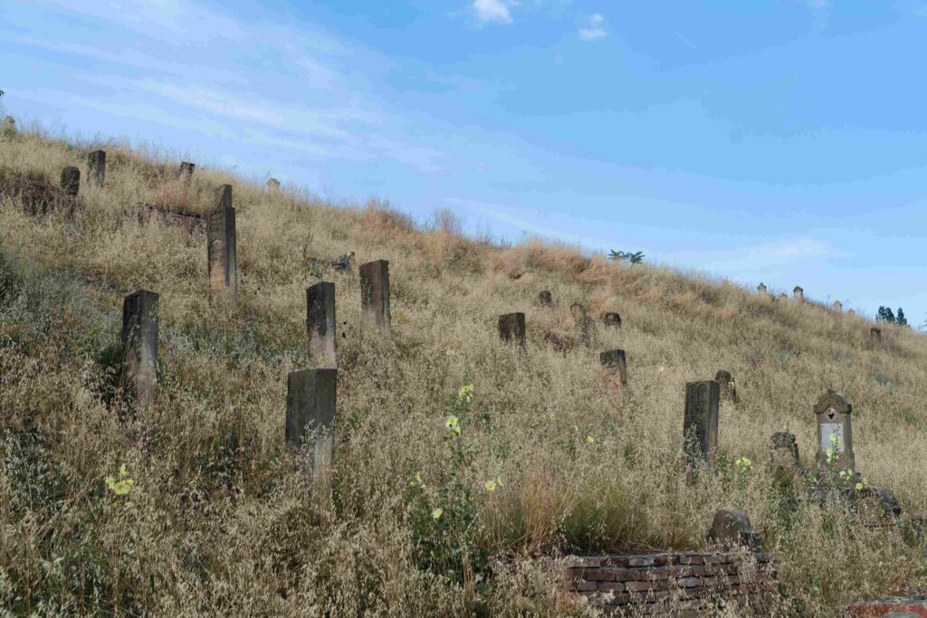 Gisory Cemetery and grave of Rabbi Gershon