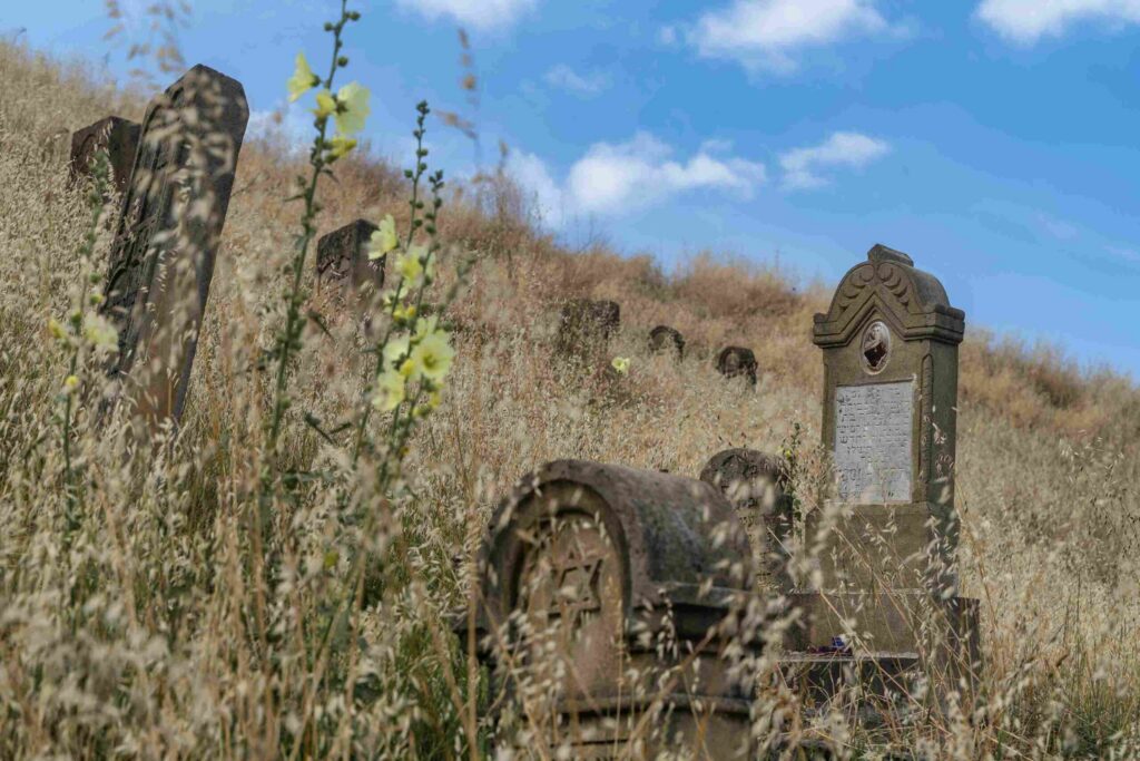 Gisory Cemetery and grave of Rabbi Gershon