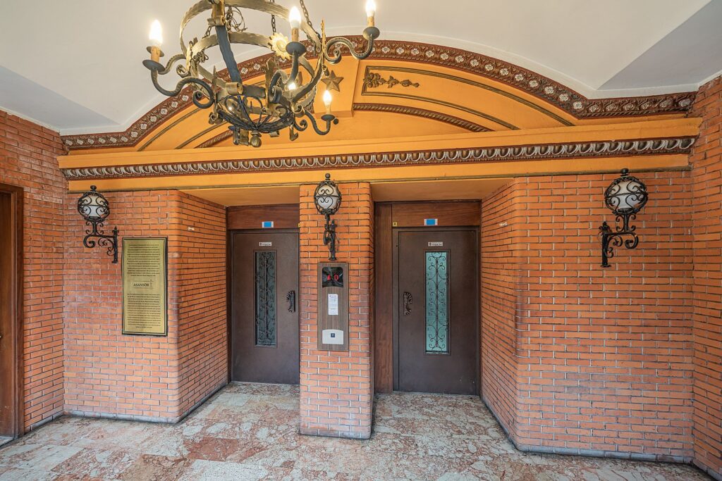 The Elevator (“Tarihi Asansör”)