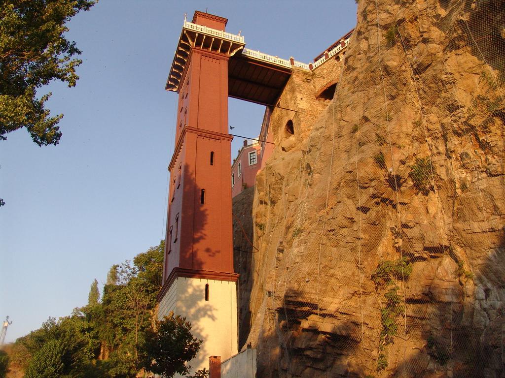 The Elevator (“Tarihi Asansör”)
